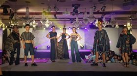 光復中學時尚造型展　原民圖騰結合單寧吸睛新竹市光復中學時尚造型學程畢業展24日下午舉行，其中有學生結合傳統與現代元素，將原住民圖騰融合到時尚單寧布中，展現創意。中央社記者魯鋼駿攝　107年5月24日