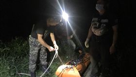 老翁上山採草藥  疑失足墜落山谷死亡（1）嘉義縣消防局24日深夜11時11分接獲報案，竹崎鄉仁壽村塘湖古道附近有民眾失足墜谷需救援，立即調派第三大隊竹崎分隊前往搶救，失足民眾25日被救起時，因重創頭部，已明顯死亡，救護人員交由家屬及警方處理。（嘉義縣消防局第三大隊提供）中央社記者黃國芳傳真　107年5月25日
