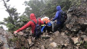 中市登山條例上路1年半　開罰4件違規台中市登山活動管理自治條例自民國105年11月上路，至今已開罰4件違反案，有民眾登山未帶通訊器材、未申請入山與領隊未領有救護證照遭罰，登山受傷也因此必須支付搜救費用。（台中市消防局提供）中央社記者蘇木春傳真　107年5月24日
