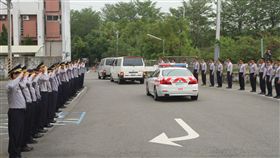 為殉職同事送行　上百國道警淚眼行禮（2）國道公路警察局第四公路警察大隊兩名員警23日清晨執勤時遭撞死，移靈車隊25日繞行至兩人所屬的新市分隊，上百名員警列隊行禮。中央社記者楊思瑞攝　107年4月25日