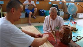 中監設才藝舍坊　竹藝名師李榮烈授課台中監獄除開辦技藝訓練課程，培養收容人重返社會的的謀生能力，也成立「才藝舍坊」，讓收容人接受藝術訓練，其中竹編組由曾獲全球中華文化藝術薪傳獎的工藝師李榮烈（右）授課。中央社記者蘇木春攝　107年5月24日