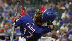 秋信守9局上躲避Tim Hill的近身球。（圖／美聯社／達志影像)