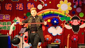 中監街頭藝人徵選  藝術輔導更生路（1）台中監獄24日與台中市政府文化局合作，舉辦街頭藝人徵選輔導活動，有80組、共125人報名參加。鼓勵受刑人出獄後發揮所學，讓出監後更生路更為開闊。中央社記者蘇木春攝　107年5月24日