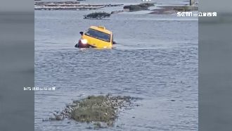釣魚衰遇漲潮！網驚見計程車水上飄