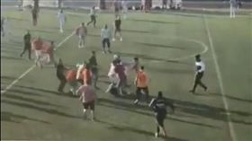 倫敦驚現足球流氓　裁判遭數十人圍毆
足球,英國,倫敦,足球流氓,暴力,打裁判,總決賽,打架
https://twitter.com/twitter/statuses/999587295878672389