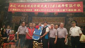 木柵忠順廟捐贈北市消3組心肺復甦術機台北市消防局24日發布新聞稿表示，財團法人台北市木柵忠順廟熱心公益，將信眾捐款回饋社會，捐贈3組自動心肺復甦術機，目前台北消防局自動心肺復甦術機共有54組，19年來已幫助861名患者康復出院。（台北市消防局提供）中央社記者黃麗芸傳真  107年5月24日