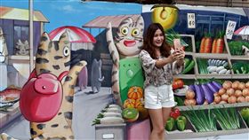 中和民生里彩繪  卡通貓咪成熱門打卡點中和與板橋交界的民生里新北綠家園，近來增設成人及兒童體健設施，還在周邊圍牆漆上可愛的卡通貓彩繪，明亮的配色加上活潑的畫面，深受大小朋友喜愛，成熱門打卡點。（新北市民政局提供）中央社記者林長順傳真  107年5月24日