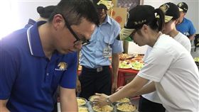 馬公社區長者慶生餐會　國軍弟兄掌廚（1）澎湖馬公烏崁社區23日舉辦長者慶生餐會，空軍馬公基地出動多名弟兄擔任一日志工，充當廚師親自下廚，讓社區的阿公、阿嬤享用美味料理。中央社  107年5月23日