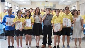 金門生命線校園推得勝者課程　學子開心結業金門生命線協會近年來在金門地區多所國中推動「得勝者」系列課程，金沙國中23日舉行結業式，協會理事長許雪芳（前左4）等人與學生開心合影。中央社記者黃慧敏攝　107年5月23日
