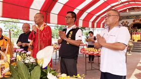 亡故單身榮民晉塔安置　雲林榮家忠靈祠23日上午舉辦「三時繫念暨大蒙山超薦法會」，敬告47名亡故單身榮民啟攢與晉塔順利完成，雲林縣議員林岳璋（前中）等人與會祭禱。中央社記者葉子綱攝　107年5月23日