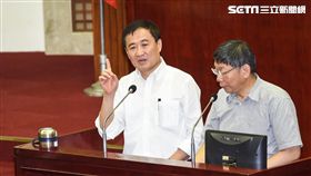 台北市長柯文哲出席市議會專案報告，副市長陳景峻備詢。 （圖／記者林敬旻攝）