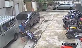 硬拖機車行跡可疑　無業男遭查嗆警「恁北沒犯法」
圖翻攝畫面