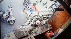 女賊點了8碗白飯，趁店員不注意伸手偷現金。（圖／翻攝臉書）