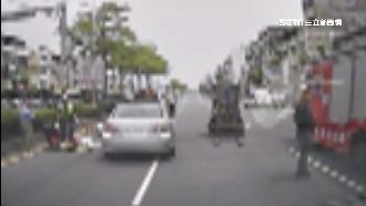 7旬老婦穿越分隔島　遭撞拖行命危