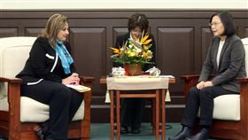 總統接見瓜地馬拉外長何薇（2）總統蔡英文（右）26日在總統府，接見瓜地馬拉共和國外交部長何薇（Sandra Erica Jovel Polanco）（左），互相交流分享。中央社記者鄭傑文攝　107年3月26日