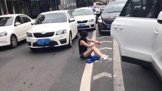 奧迪撞前車…後座掉出「遭綑綁女子」