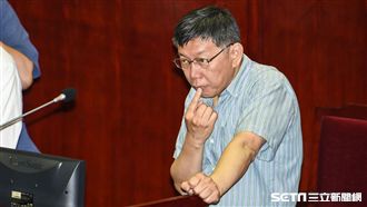 柯街頭撿菸蒂　遭轟：作假「騙選票」