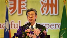 陳副總統：多難興邦　台灣加油「2018年歡慶非洲日酒會」25日晚間在台北美福大飯店舉行，副總統陳建仁出席。陳副總統受訪時被詢及斷交相關議題表示，他想向全國民眾說一句話，「多難興邦，台灣加油。」中央社記者孫仲達攝　107年5月25日