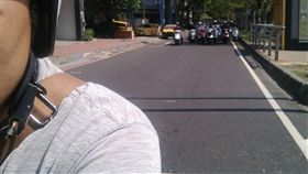 高雄,機車族,天氣,炎熱,樹蔭,邊緣人,等紅燈,爆笑公社　圖／翻攝自臉書爆笑公社