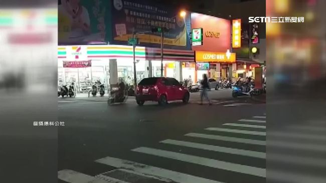 自私男車停路中央　只為等友人買飲料