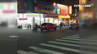 自私男車停路中央　只為等友人買飲料