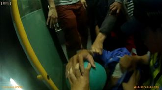 「怎麼不去給人X」醉男調戲孕婦遭毆