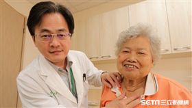 林奶奶（右）甲狀腺腫大脖子如塞柚子，接受亞洲大學附屬醫院一般外科主治醫師黃瑞建（左）手術治療後呼吸終於能順暢了。（圖／亞洲大學附屬醫院提供）