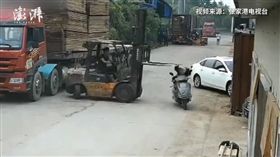 大陸一名男騎士遭堆高機牙叉平削（圖／翻攝自澎湃新聞）