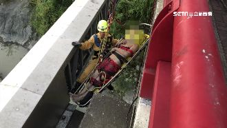 撞車賠償談判破裂　竟一起跳橋受困