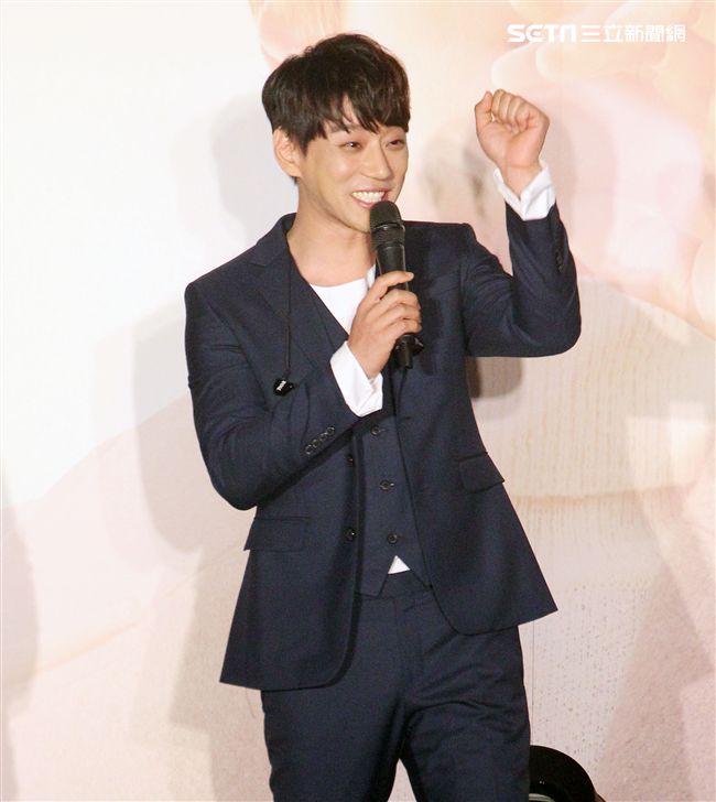 韓星黃致列來台為2018Love Stars台北演唱會宣傳，並會粉絲唱台語歌讓粉絲High翻天。（記者邱榮吉/攝影）