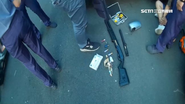 擁槍嫌犯拒檢撞車　警跳車頂拔槍壓制