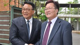 綠營宜蘭雙陳會　陳金德：全力支持陳歐珀民進黨提名的宜蘭縣長參選人陳歐珀（左）3日在宜蘭縣長官邸與代理縣長陳金德（右）見面，陳金德會後受訪時說，將全力支持陳歐珀，希望確保民進黨在宜蘭勝選。中央社記者沈如峰宜蘭縣攝　107年5月3日