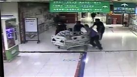 嘉義護理師遭病患家屬刺殺　急救仍未脫險台中榮總嘉義分院一名蔡姓護理師25日晚間在院內被一名病患家屬、王姓婦人持刀刺傷，護理師經緊急搶救後已送往加護病房，仍未脫離險境。（翻攝畫面）中央社記者黃國芳傳真　107年5月25日