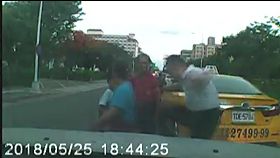 a擦撞踹阿嬤1800