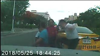 行車糾紛老婦拍落手機　慘遭運將踹飛