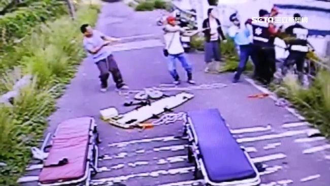貨車撞騎士齊墜大排　消防拉繩急救援
