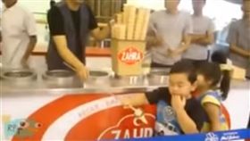 買冰被捉弄好崩潰！他氣到吃衛生紙／（圖／翻攝自YouTube）