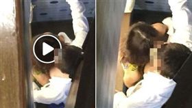 U2電影館樓梯情侶上演活春宮。（圖／翻攝爆料公社）