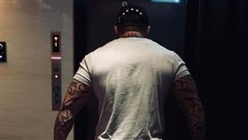 館長,陳之漢,丟垃圾,背影,屁股（圖／翻攝自飆捍臉書）