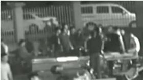 模仿抖音「夾菜換肉」失敗　屁孩竟撂人打群架！　圖／翻攝1818黃金眼