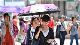 氣溫飆高　街頭熱難耐中央氣象局觀測，台北市27日氣溫飆到攝氏38.2度，是今年全台新高溫，上一次5月最高溫是1991年的37.7度，時隔27年，台北氣溫再創5月新高。圖為台北市街頭民眾用傘遮陽。中央社記者王飛華攝　107年5月27日