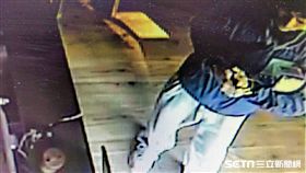 王男潛入印度餐廳行竊，連捐款箱都不放過，卻因通緝身分遭逮，訊後依竊盜罪送辦（翻攝畫面）