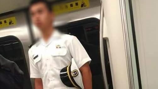 海軍搭捷運站姿超英挺　獲網友狂讚