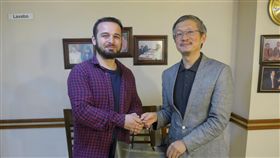 敘利亞難民拾金不昧　送回張花冠錢包嘉義縣長張花冠5月中旬訪問土耳其遺失錢包，被一名敘利亞難民沐達爾（Mudar Elhuran）（左）拾獲，由駐土耳其代表鄭泰祥（右）協助領回，並致贈禮品給沐達爾，感謝他的拾金不昧。（嘉義縣政府提供）中央社記者江俊亮傳真　107年5月27日