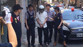 桃園婦人分屍案　犯嫌現場模擬釐清案情（1）桃園市陳姓老翁（右3）持刀將妻子簡姓婦人殺害後分屍，遭警方依殺人罪嫌移送偵辦，桃園檢警27日帶著陳男重返現場，模擬犯罪過程，持續釐清案情。中央社記者吳睿騏攝　107年5月27日