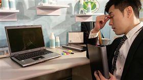 腸胃不適又疲勞　恐是腸道菌相失衡惹禍高雄榮總胃腸肝膽科醫師許秉毅表示，若是腸道菌相紊亂，慢性疲勞也可能找上身，最新調查顯示，約43%上班族同時飽受腸胃不適及慢性疲勞所苦。圖為上班族疲勞示意。中央社記者張茗喧攝　107年5月24日