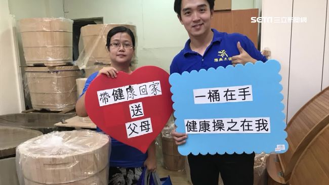 愛車失而復得　他送20萬木桶傳好運