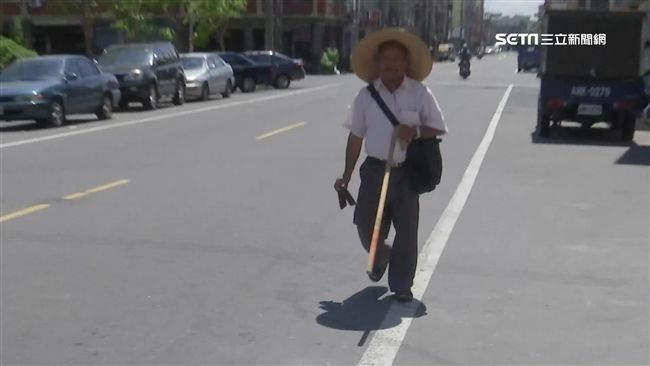 沿路敲響板！盲眼算命師半路幫人解惑