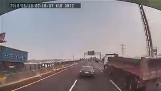 轎車急煞遭大車追撞　嚇到加速狂飆