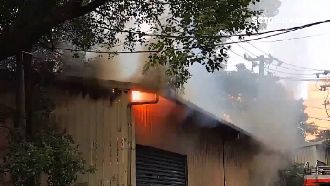 樹林電箱爆炸起火　百萬休旅車遭波及